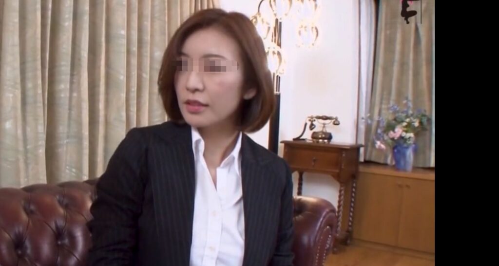 スーツ姿の熟女